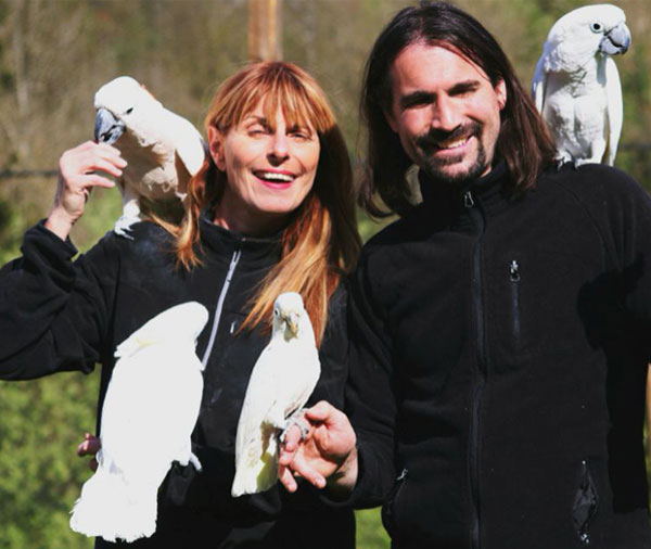 Perroquet-Dressage, Franck Havidic et Corinne Cossali avec leurs cacatoès